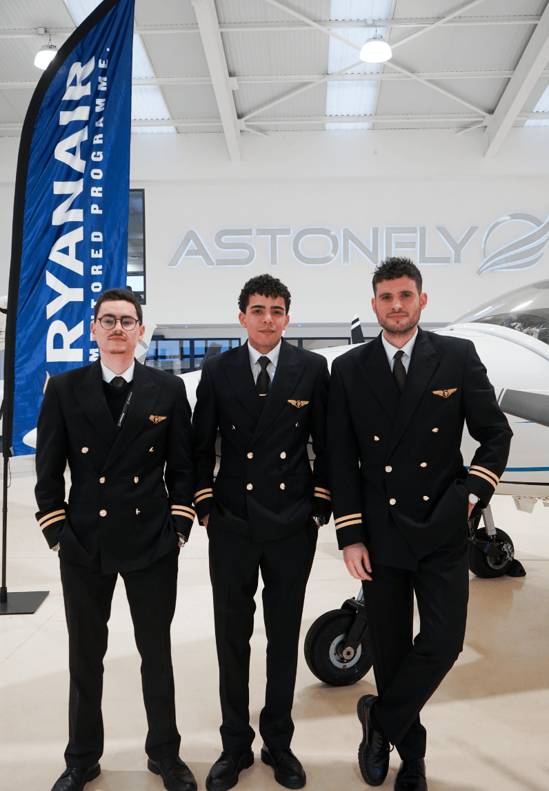 Élèves-pilotes Astonfly devant l’avion école, bannière Ryanair Future Flyer Academy